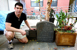 The tombstone, which John Lankenau found leaning against a fire hydrant in Manhattan, cited the year, 1910, that Hinda Amchanitzky died.  Photo by Suzanne DeChillo/The New York Times