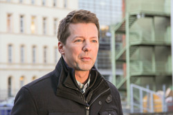 Sean-Patirck-Hayes-250pw-33277_ep508_015